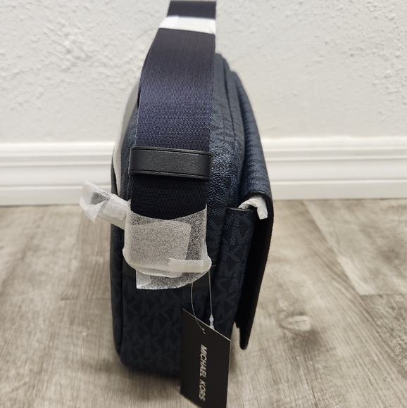 Michael Kors Cooper Logo Camera Bag - Admiral/Pale Blue NWT **FAST SHIPPING** - Picture 8 of 11